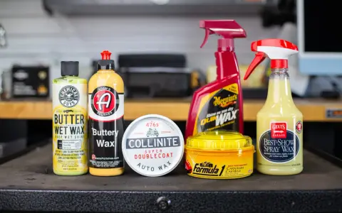 En samling bilvaxprodukter, inklusive Adam's Polishes Buttery Wax och Collinite Super Doublecoat Auto Wax, som alla lovar världens bästa bilvax-finish.