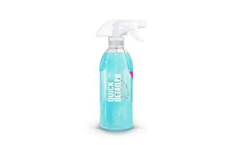 En flaska med blåaktig vätska och texten "QUICK DETAILER" på etiketten. Perfekt för snabb glans.