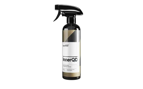 CARPRO InnerQD, en interiördetaljeringsspray med anti-statisk och antimikrobiell effekt. Perfekt för att hålla bilens interiör ren och fräsch.