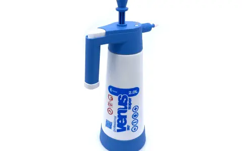 En blå och vit tryckspruta, Kwazar Venus Super 2.0L, redo för rengöring.