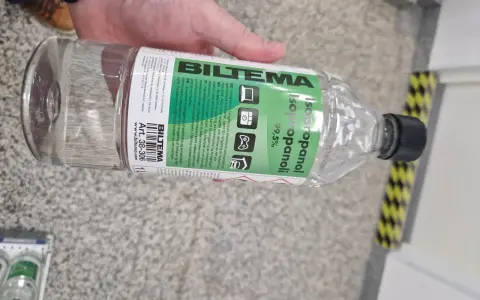 En flaska isopropanol 99,5% från Biltema, perfekt för rengöring av elektronik och mekanik.