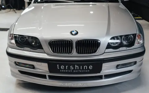 Silver BMW med "tersine swedish perfection" emblem. Perfekt för lahega kallavfettning.