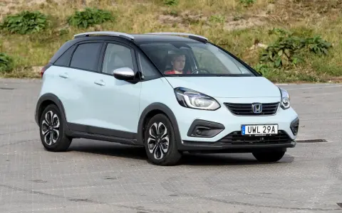 Ljusblå Honda Jazz med svart tak och takräcken körs av en man. Kanske ett problem med bilen?