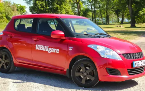 Röd Suzuki Swift med texten "ViBilägare" på sidan. Kanske ett problem med bilen?