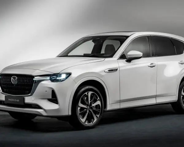 Vit Mazda CX-60 PHEV, en elegant SUV. Kanske ett problem med laddningen?