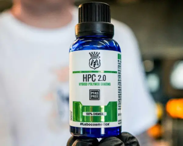 En flaska med "HPC 2.0 Hybrid Polymer Coating" från Labocosmetica. Denna PFAS-fria produkt ger en glans som en bananvaxad yta.