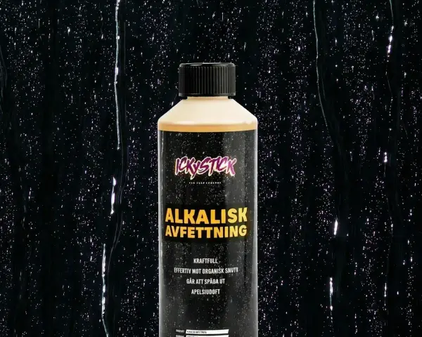 En flaska alkalisk avfettning från OKQ8, perfekt för att ta bort organisk smuts.