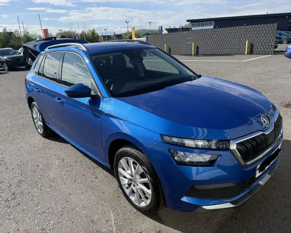 Blå Skoda Kamiq parkerad utomhus. Kanske ett problem med bilen?