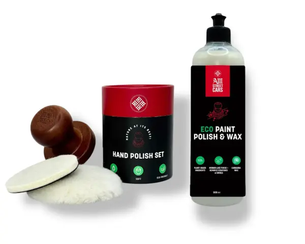 En flaska "Eco Paint Polish & Wax" med carnaubavax och ett handpoleringsset. Perfekt för att ge bilen en spegelblank finish.