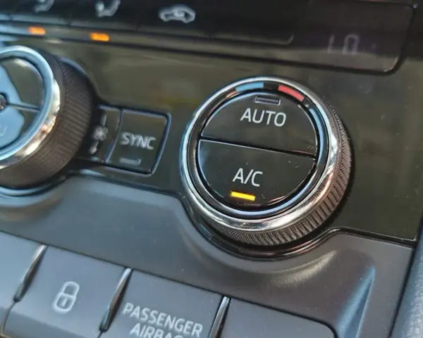 Bilens klimatanläggning med knappar för AUTO och A/C. En bra lösning för hur man får bort imma i bilen snabbt.