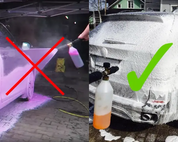 Bilden visar en jämförelse av bilvård. Till vänster en bil med lila skum och ett rött kryss, till höger en bil täckt av vitt skum med en grön bock. En foam cannon används för att applicera skummet.