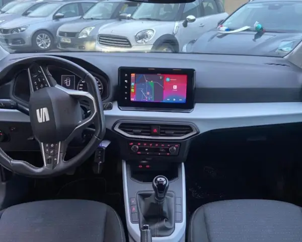 Interiör i en Seat Arona med navigationssystem som visar en karta. Kanske ett problem med kartan?