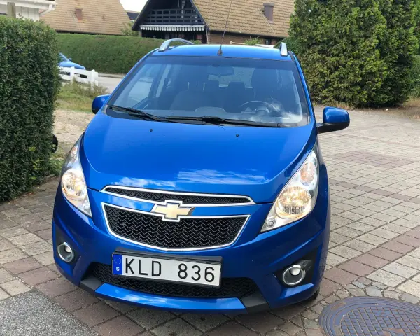 Blå Chevrolet Spark med registreringsskylten KLD 836. Ett potentiellt chevrolet spark problem kan vara att den inte startar.