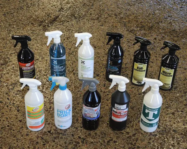 En samling flaskor med bilvårdsprodukter, inklusive flera sorters avfettning. En flaska märkt "EXTREME PREWASH" och en "SONAX POWER WASH" är tydligt synliga.