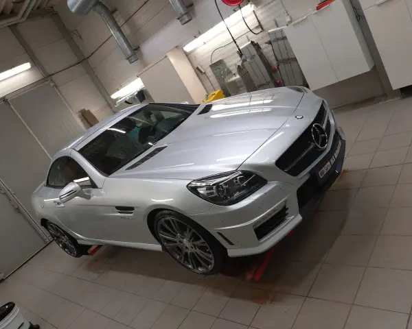 Silver Mercedes-Benz cabriolet i verkstad, redo för en power lock-behandling.