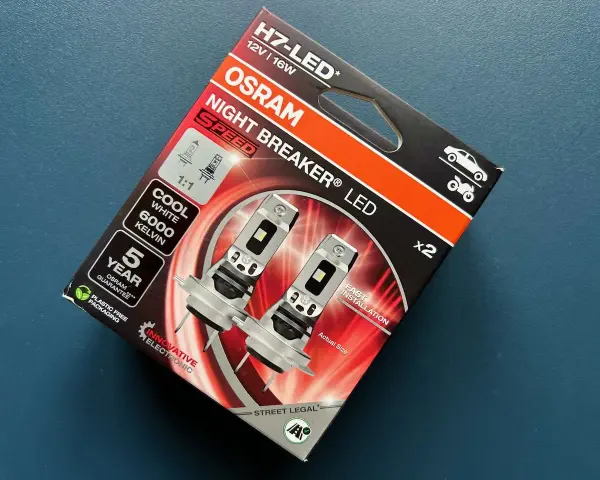 OSRAM Night Breaker LED H7-lampor för bil och MC. Ger 6000K kallvitt ljus och 5 års garanti. Snabb installation.