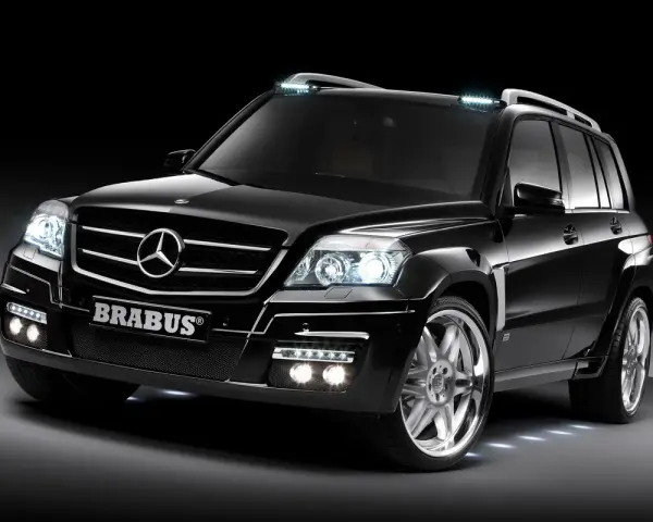 Svart Mercedes GLK 220 Brabus med extraljus på taket. En lyxig SUV, men kanske med ett oväntat mercedes glk 220 problem.