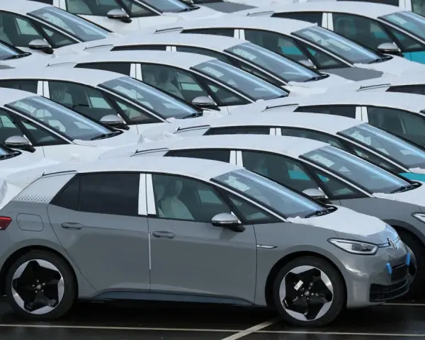 Rad på rad av VW ID.3 bilar, täckta av snö. En grå ID.3 i förgrunden, kanske ett vw id3 problem med leveransen?