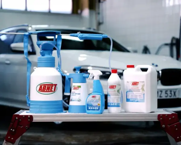 ABNETs sortiment för multi clean: skumkanon, sprayflaska och rengöringsmedel för en skinande ren bil.