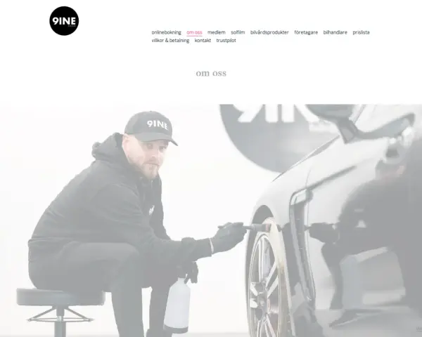 Man med keps och handskar rengör bilfälg med borste. Arcticlean-logotypen syns.