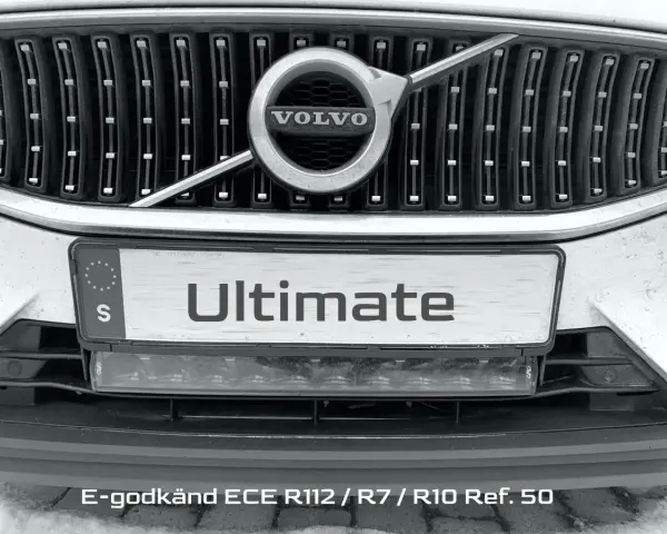 Volvo-grill med registreringsskylten "Ultimate" och en E-godkänd ledljusramp under.