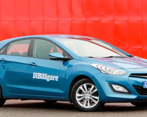Blå Hyundai i30 med texten ViBilägare på sidan. Kanske ett Hyundai i30 problem som undersöks?