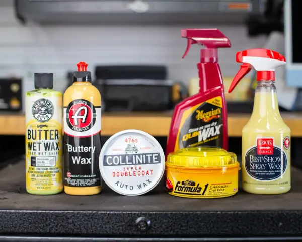 En samling bilvaxprodukter, inklusive Adam's Polishes Buttery Wax och Collinite Super Doublecoat Auto Wax, som alla lovar världens bästa bilvax-finish.
