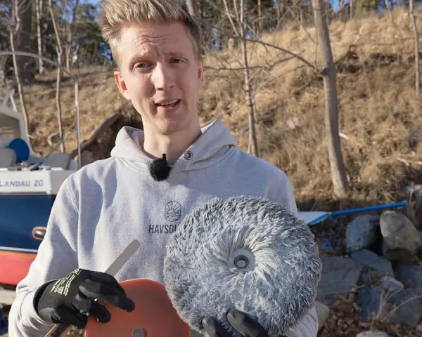 Man visar polertrissor för att tvätta båten.