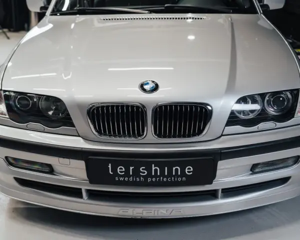 Silver BMW med "tersine swedish perfection" emblem. Perfekt för lahega kallavfettning.
