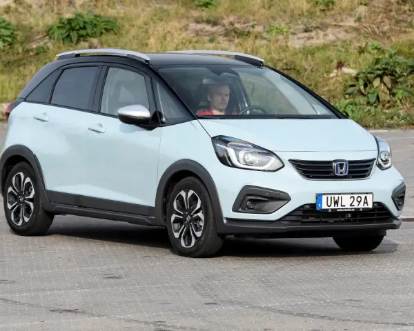 Ljusblå Honda Jazz med svart tak och takräcken körs av en man. Kanske ett problem med bilen?