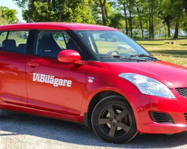 Röd Suzuki Swift med texten "ViBilägare" på sidan. Kanske ett problem med bilen?