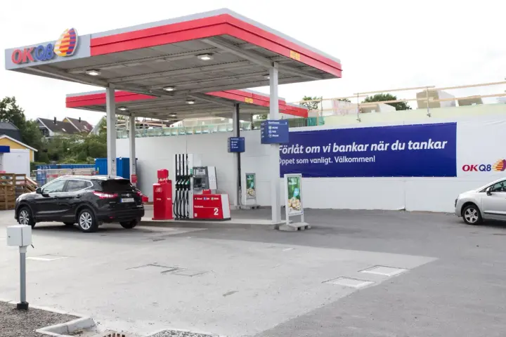 OKQ8-macken har en ny fasad. Bilar tankar vid pumparna.