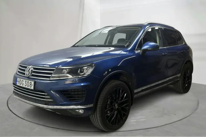 Blå VW Touareg med svarta fälgar. En bil med ett potentiellt vw touareg problem, står på en snurrplatta i en studio.