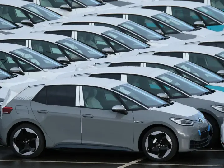 Rad på rad av VW ID.3 bilar, täckta av snö. En grå ID.3 i förgrunden, kanske ett vw id3 problem med leveransen?