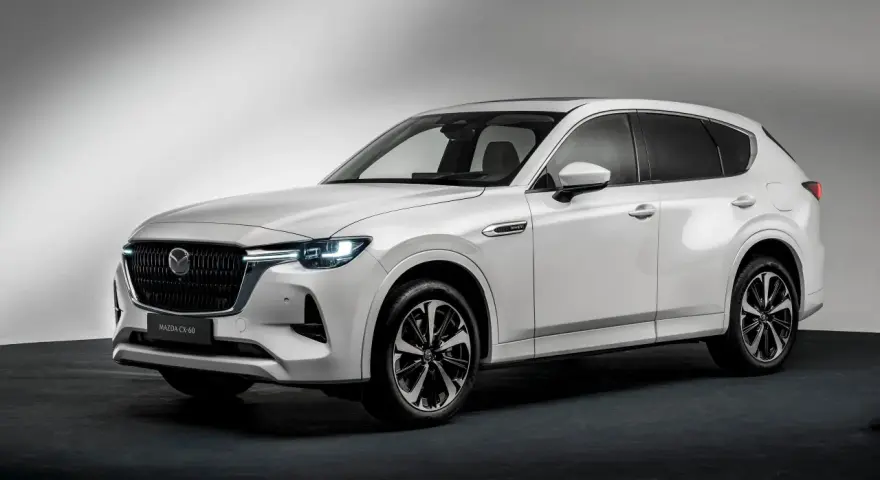 Vit Mazda CX-60 PHEV, en elegant SUV. Kanske ett problem med laddningen?