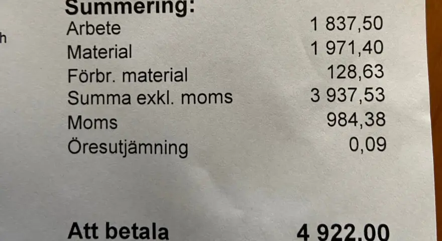 Kvittot visar en summering av servicekostnader för elbil, inklusive arbete, material och moms. Totalt att betala är 4922,00 kr.