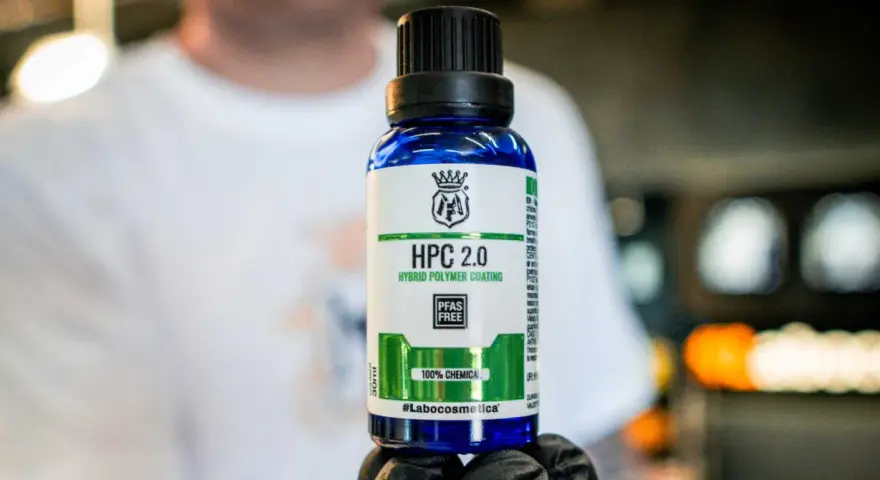 En flaska med "HPC 2.0 Hybrid Polymer Coating" från Labocosmetica. Denna PFAS-fria produkt ger en glans som en bananvaxad yta.