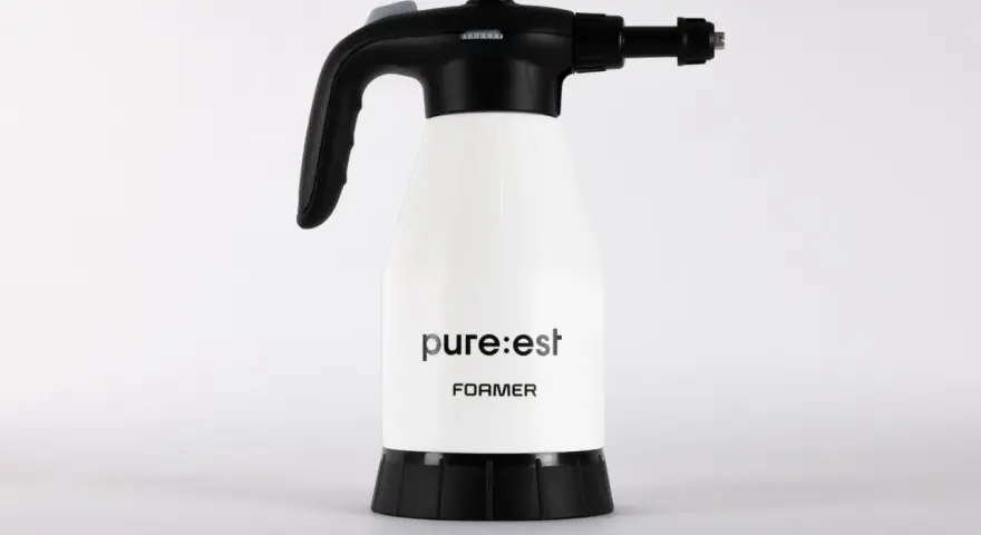 En vit tryckspruta med texten "pure:est FOAMER" på. Den har ett svart handtag och en justerbar munstycke.