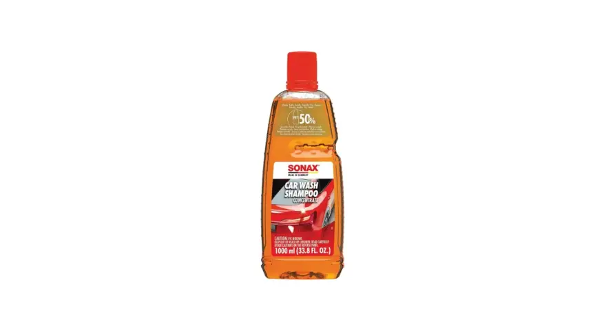 En flaska Sonax Car Wash Shampoo Concentrate, en orange vätska med röd kork. Perfekt för att skapa mycket skum vid biltvätt.