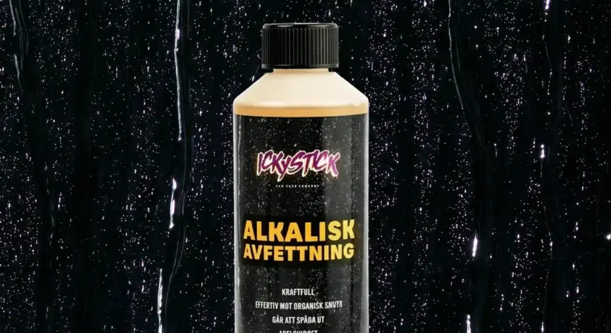 En flaska alkalisk avfettning från OKQ8, perfekt för att ta bort organisk smuts.