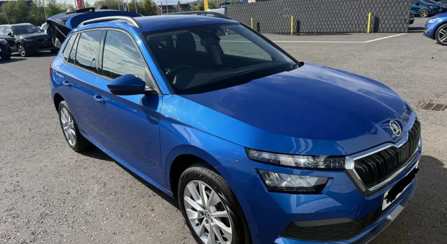 Blå Skoda Kamiq parkerad utomhus. Kanske ett problem med bilen?