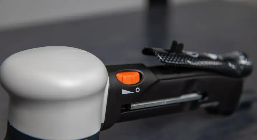 Detaljbild på en Rupes polermaskin 75mm med orange reglage.