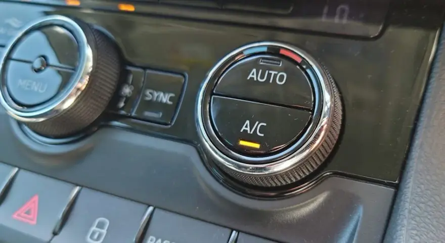 Bilens klimatanläggning med knappar för AUTO och A/C. En bra lösning för hur man får bort imma i bilen snabbt.