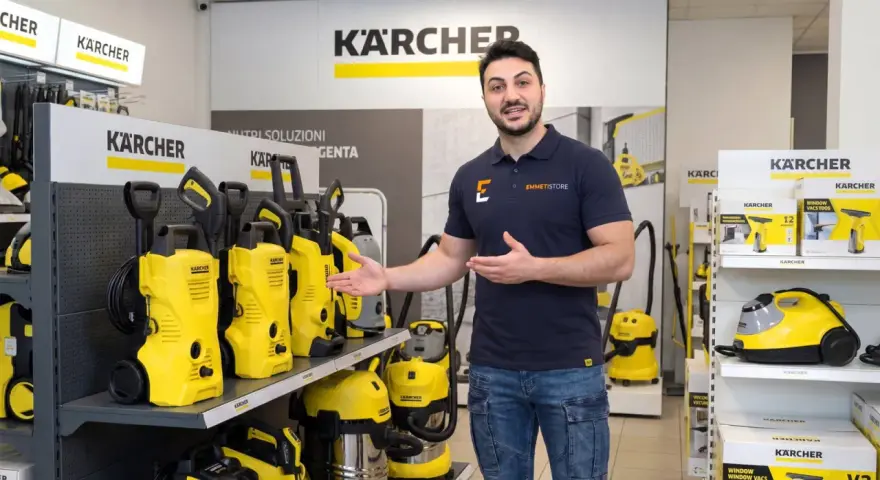 Man visar upp Kärcher HD högtryckstvättar och andra Kärcher-produkter i en butik.