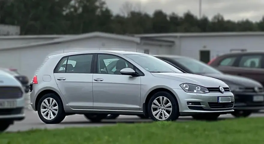 Silver Volkswagen Golf, redo kamremsbyte för att säkerställa optimal prestanda. Bilen står parkerad utomhus.