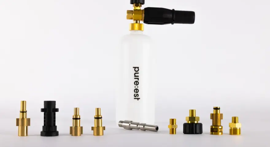 Ett Kärcher skummunstycke med tillbehör. Flaskan är märkt "pure:est".