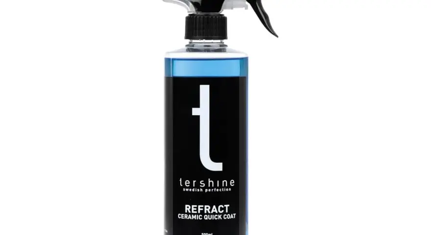 En flaska med blå bilvax, "Refract Ceramic Quick Coat", redo att ge din bil en glansig finish.