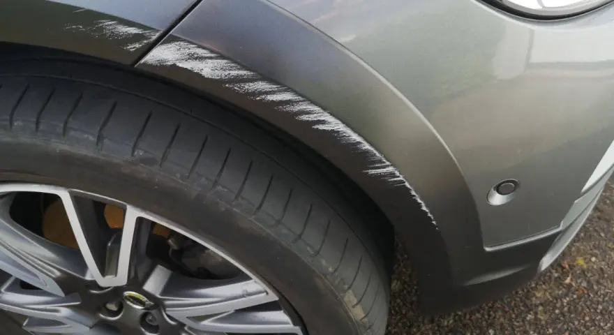 Reparera repor på bilens plastdetaljer. Här syns tydliga märken som behöver åtgärdas för att ta bort kalk och skrapmärken.