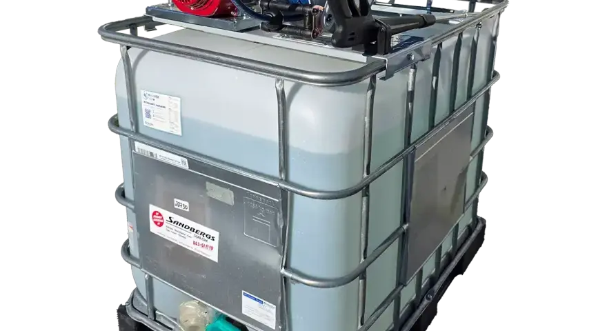 Stor IBC-tank med en Honda GX-motor och en Kränzle högtryckstvätt monterad ovanpå. Perfekt för mobila rengöringslösningar.