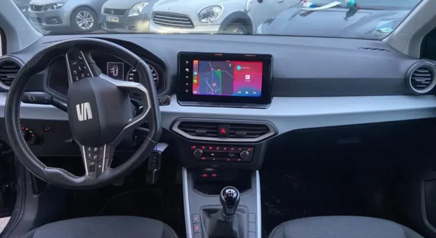 Interiör i en Seat Arona med navigationssystem som visar en karta. Kanske ett problem med kartan?